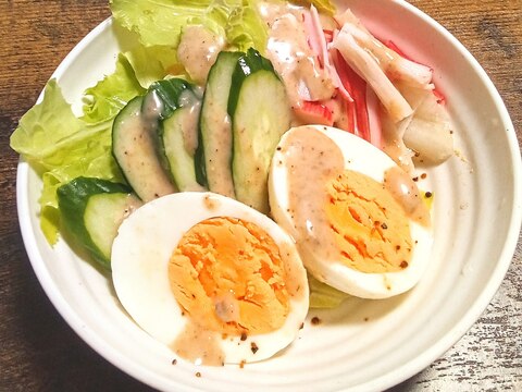今日の簡単サラダ！！ゆで卵とカニカマサラダ〜♫
